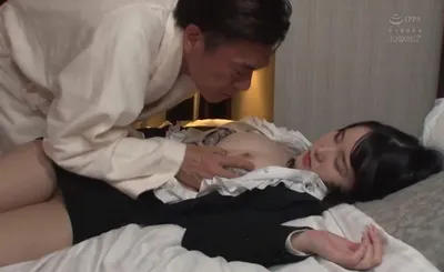 Nữa đêm cấp trên lén nắc em thư ký ngủ mê mang vì say khi uống 1 lon bia