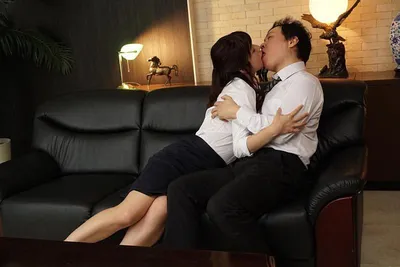 Cô vợ dối ông xã tăng ca để ở lại làm tình với sếp