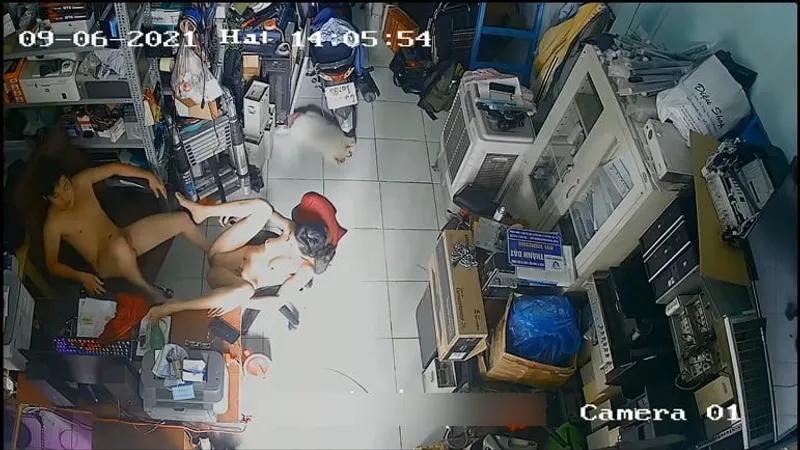 Bà xã người chồng nện nhau trong của hàng máy tính