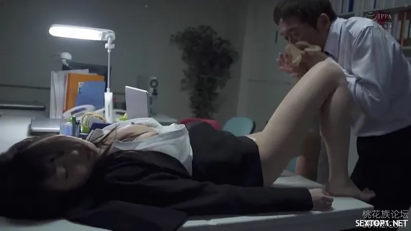 Em thư ký bất hạnh gặp phải gã tiền bối biến thái